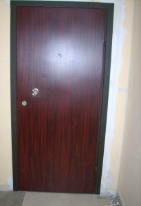 Двулистовa Металнa Вратa модел К2 с Охранителни Первази и Фолио